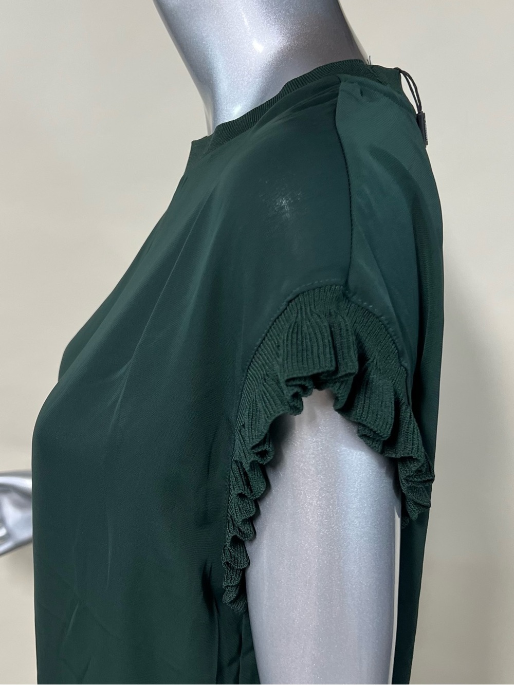 Tahari Women’s Medium Jungle Green Blouse High Neck Ribbed Trim Ruffle Top NEW - Picture 8 of 14